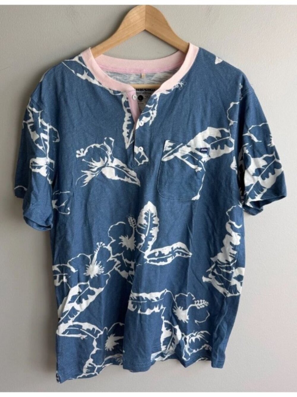 Chubbies Blue Tropical Floral Henley Shirt Pink Collar Cotton Size Large Men’s